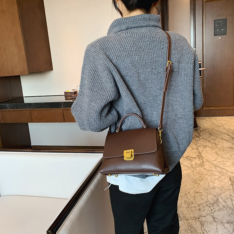 Cartera Cuadrada Street con Solapa y Correa