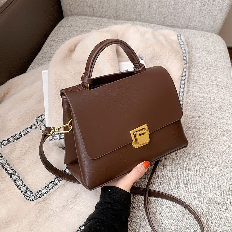 Cartera Cuadrada Street con Solapa y Correa