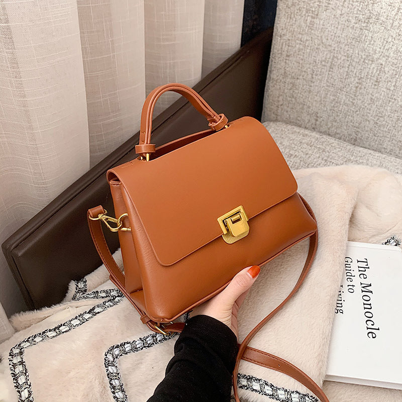 Cartera Cuadrada Street con Solapa y Correa