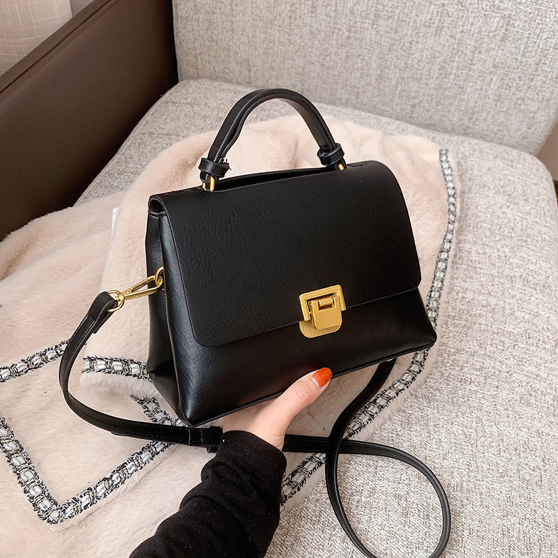 Cartera Cuadrada Street con Solapa y Correa
