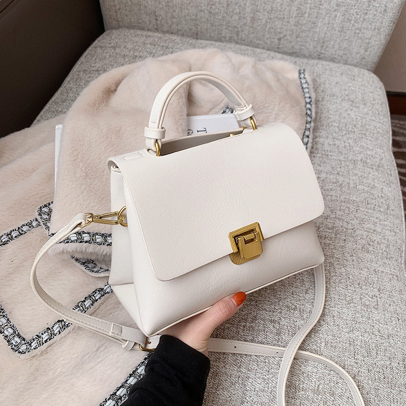 Cartera Cuadrada Street con Solapa y Correa