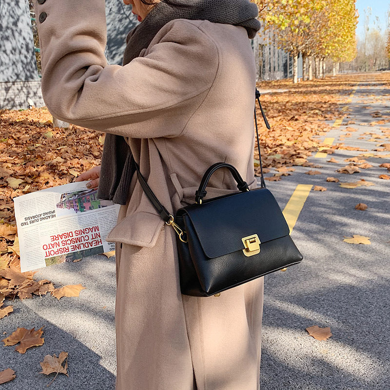 Cartera Cuadrada Street con Solapa y Correa