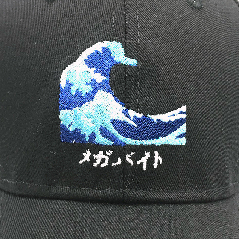 Gorra Baseball con Bordado de Olas — Visera Plana Unisex Ajustable