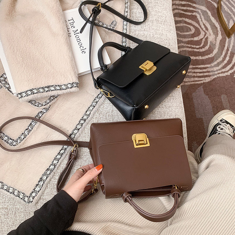 Cartera Cuadrada Street con Solapa y Correa